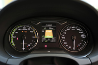 「e-tron」のメーターナセル。左側にはエンジン回転計に代えてパワーフローメーターが装備されている。マルチインフォメーションディスプレイには、残りのEV走行可能距離やハイブリッド走行可能距離、エンジンの回転数など、さまざまな情報が表示される。