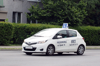 フランス製「トヨタ・ヤリス（日本名：ヴィッツ）」の教習車。ピョートルクフ・トルィブナルスキにて。
