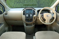 写真は、「20S」のモケットシートのサンドベージュ内装。「PLAYFUL」は、ジャージ／カブロンコンビシートで、内装色は、ブラックとなる。