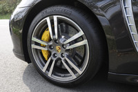 ホイールは、鍛造アルミの20インチ（911ターボ II ホイール）。フロント：255/40ZR20、リア：295/35ZR20のワイドなタイヤが組み合わされる。