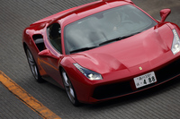 
	3.9リッターV8ターボを搭載する、ベルリネッタとの対話の仕方とは？　ミドシップ・フェラーリの魅力を明らかにする。（photo：北畠主税）
	