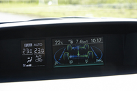 ターボ車には新たにアクティブトルクベクタリング機構を採用。コーナリング時に内輪にブレーキをかけ、アンダーステアを抑制する機能が備わった。