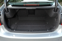 トランクルームに大きな変更はなし。フロアには荷室を仕切るボードが備わっている。（写真をクリックすると、シートの倒れる様子が見られます）
    