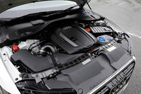 トルクコンバーターの代わりに、モーターとクラッチが一体になったハイブリッドユニットを装着した、パラレルハイブリッド方式を採用する。