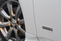 フロントドアの前方下端とトランクリッド下端には、専用エンブレムが付けられる。