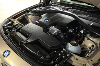 2リッター直4ターボエンジンは、「320iグランツーリスモ」では184psと27.5kgmに設定されている。JC08モード燃費は15.0km/リッター。