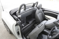 シートの背後には、小物がおけるリアラゲッジトレイが用意されている。