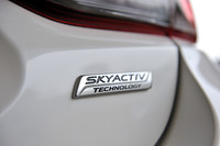 【テスト車のオプション装備】
スマート・シティ・ブレーキ・サポート＋リア・ビークル・モニタリングシステム＋スマート・ブレーキ・サポート＆マツダ・レーダー・クルーズ・コントロール＝15万2250円／ハイビーム・コントロール・システム＋レーン・デパーチャー・ワーニング・システム＝5万2500円／ボディーカラー＜スノーフレイクホワイトパールマイカ＞＝3万1500円
