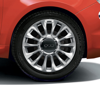 「フィアット500」にサンゴの赤をまとう特別限定車の画像