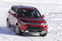 ガソリン車の「アウトランダー」。コーナリング時に内輪にブレーキをかけ、外輪により多くの駆動力を伝えるトルクベクタリング機構が備わっている。
    