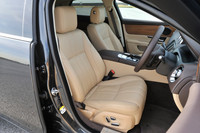 「XJ 2.0ラグジュアリー」は運転席、助手席に12ウェイ電動シートを採用する。