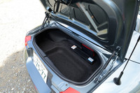 トランクの容量はソフトトップ、RHTともに150リッター。