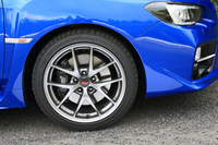 「Type S」にはベースグレードの鋳造ホイールより1輪につき1kgほど軽い、BBS製の鍛造ホイールが装備される。
    