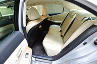 後席の様子。上級グレード“バージョンL”には、高級なセミアニリンレザーのシート地がおごられる。