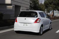 スポイラーで周囲を固めるが、最低地上高は標準車と同じ140mmを維持する。