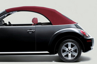 【写真上下】赤系の内装やソフトトップが特徴の新グレード「ヴィンテージ」。