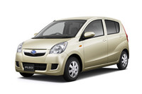 新型「スバル・プレオ」。六連星のバッジを付けるダイハツ・ミラ、ともいえる。