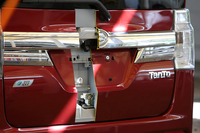 新型「タント」は、軽量化や歩行者保護を考慮して、ボンネットやフロントフェンダー、フューエルリッド、レールカバー、テールゲートなどに樹脂パーツを採用している。