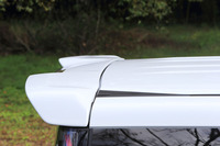 ルーフの後端には、LEDハイマウントストップランプ付きのテールゲートスポイラーが装着される。