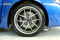 「STI Type S」に装備されるBBSの鍛造ホイール。ベースグレード「STI」の鋳造ホイールより、1本あたり1kgほど軽い。
    