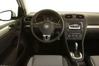 ダッシュボード全体の眺めはガソリン車とほとんど同じ。シフトレバーでDレンジのほか回生が強く効くBレンジを選べる。