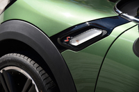 オプションの「ピアノ・ブラック・エクステリア」を選択すると、サイドスカットル（写真）やルーフレール、フロントグリルのバーなどがつやありの黒になる。