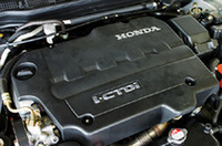 
	ホンダご自慢の「アコードTourer 2.2i_CTDi」は、2.2リッター直4DOHC16バルブターボ（140ps/4000rpm、34.7kgm/2000rpm）を積む。こちらは、トップエンドまでキレイに吹け上がり、パワー落ちも感じられない。欧州で評判がいいという話もうなずける。
	 