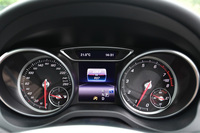 メーターには文字盤や赤い指針に新しいデザインを採用し、昼夜問わず見やすいよう改良が施されている。