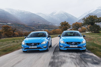 締め上げられた足まわりのせいで、日常速度域の乗り心地は硬め。しかし80km/h付近からしなやかさが感じられるようになる。