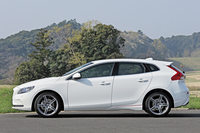 スポーティーな装いの「ボルボV40」限定発売の画像