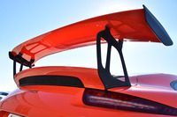 リアフードに装備された巨大なGTウイング。ボルト固定式で、3段階の調整機能が備わっている。