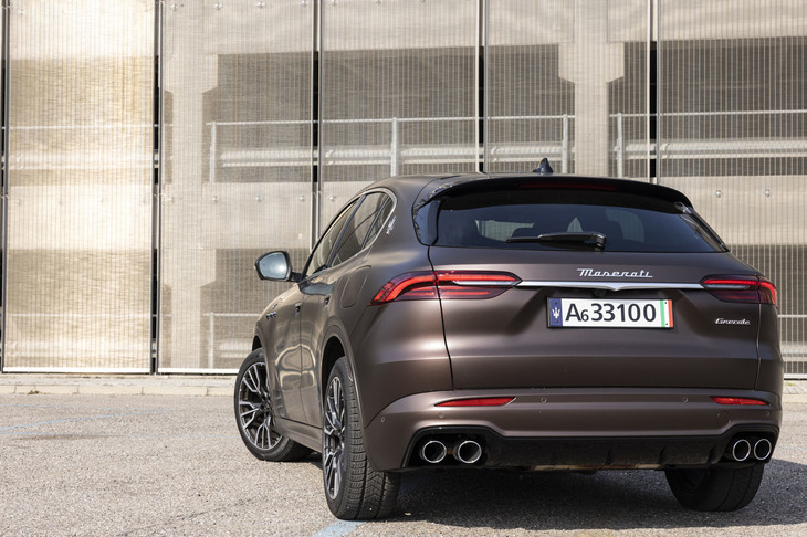 ジョルジェット・ジウジアーロの手になる「マセラティ3200GT」のブーメラン型テールランプをモチーフとしたリアコンビランプを採用。「グレカーレ」のデザインは、「マセラティの伝統と特長から生み出された“デザインによる独自性”を表現した」と紹介されている。