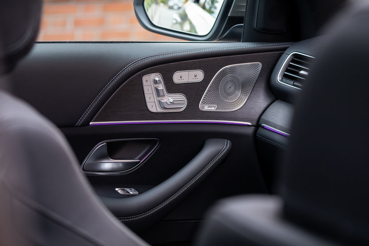 13個のスピーカーと9チャンネルアンプから構成されるBurmester（ブルメスター）サラウンドサウンドシステムが「GLE400d 4MATICスポーツ」には標準装備されている。