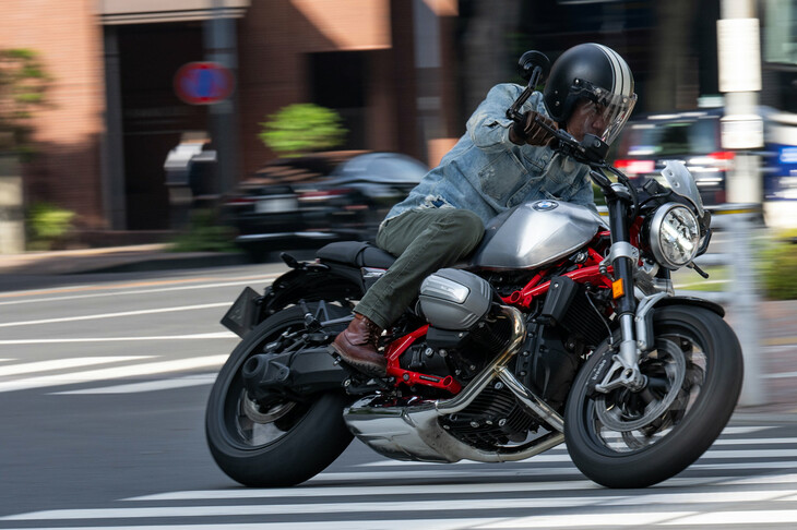 サスペンションは、前がφ45mmの倒立フォークで、スプリングプリロードや、リバウンドおよびコンプレッションの調整が可能。後ろはアルミダイキャストの片持ちスイングアームとセンターショックアブソーバーの組み合わせで、こちらもプリロードの調整機構を備えている。