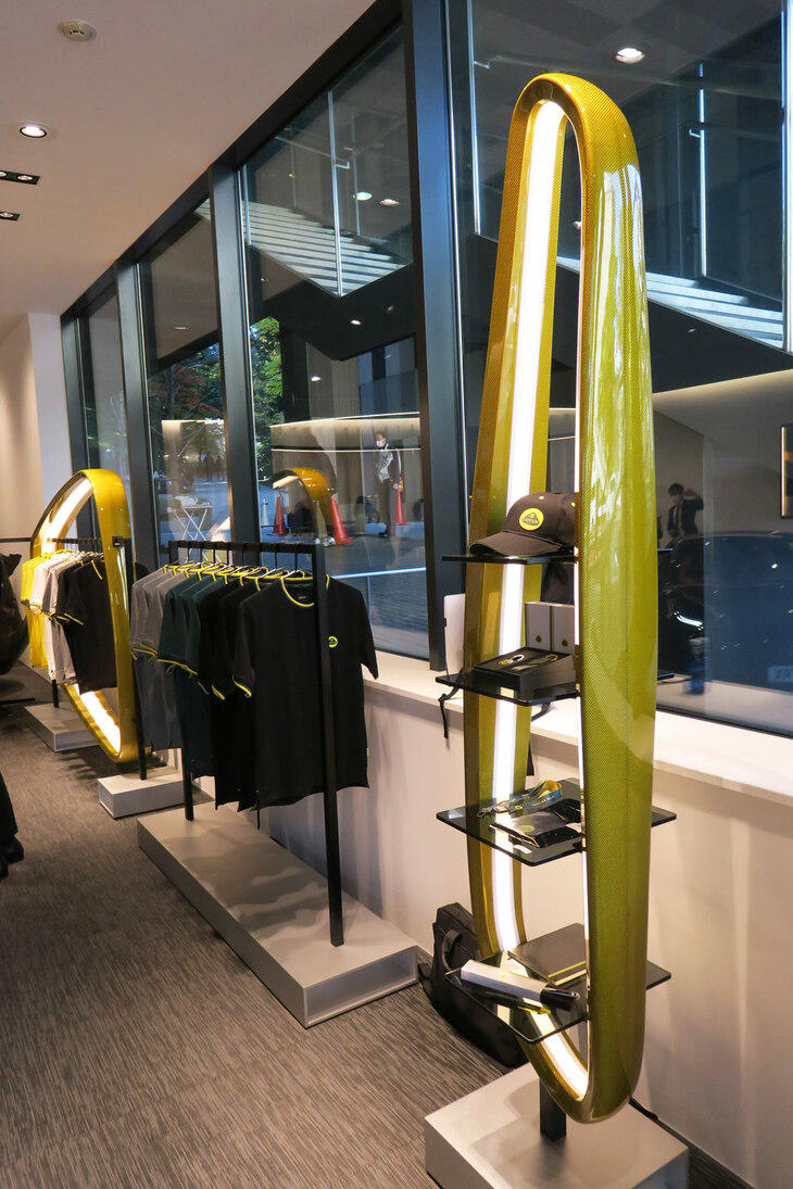 マーチャンダイズコーナーの展示台は、ロータス車のディテールをモチーフにしたものだ。