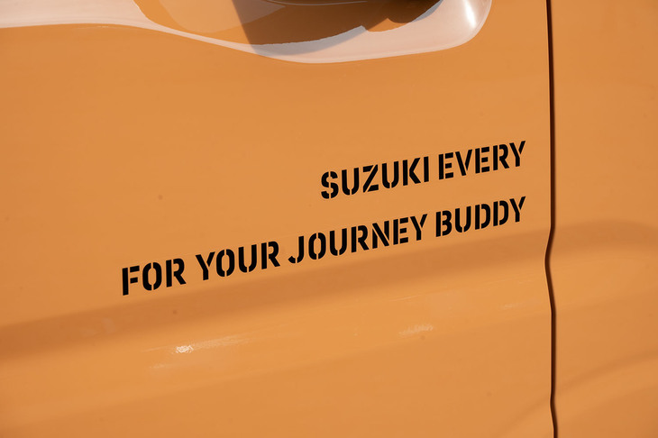 サイドミラーの下部には「SUZUKI EVERY FOR YOUR JOURNEY BUDDY」と書かれている。フォントサイズが控えめなので、思わず近寄って読みたくなる。
