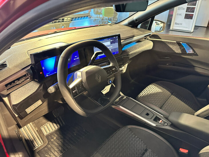 新型「クリオ」のインテリア。ATのセレクターレバーはステアリングコラムの右。