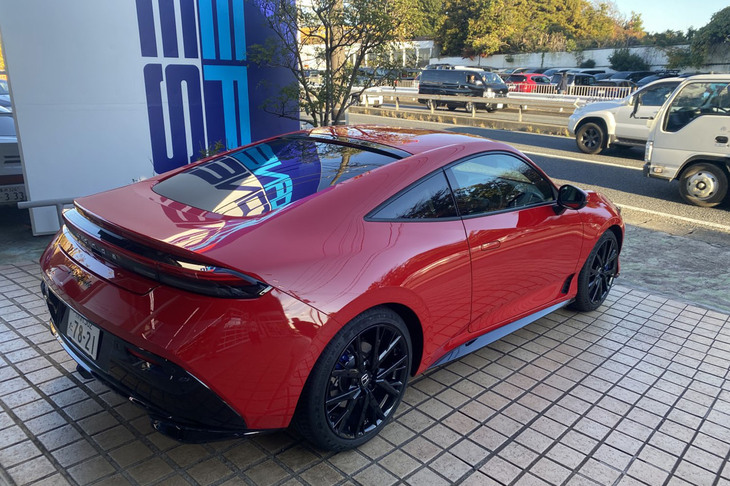 令和に復活した「プレリュード」は、ノッチバックスタイルだったかつてのプレリュードとは異なり、ルーフからテールエンドまで続く滑らかなクーペフォルムが目を引く。大空を自由にどこまでも飛べるグライダーが、エクステリアデザインのモチーフなのだとか。