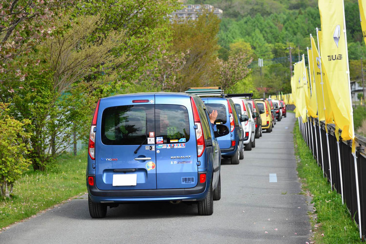 14時の閉会式終了後に、続々と帰路につく「カングー」たち。日帰り組だけでなく、宿泊を含めたプランを組み、カングー旅を楽しむユーザーも多い。会場となる山中湖村とその周辺の観光産業への貢献も少なくないため、地域ぐるみで「カングー ジャンボリー」の開催を応援してくれているのだ。
