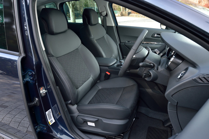 「3008アリュール」の前席。シート地は、ブラックのファブリックとテップレザーのコンビとなる。