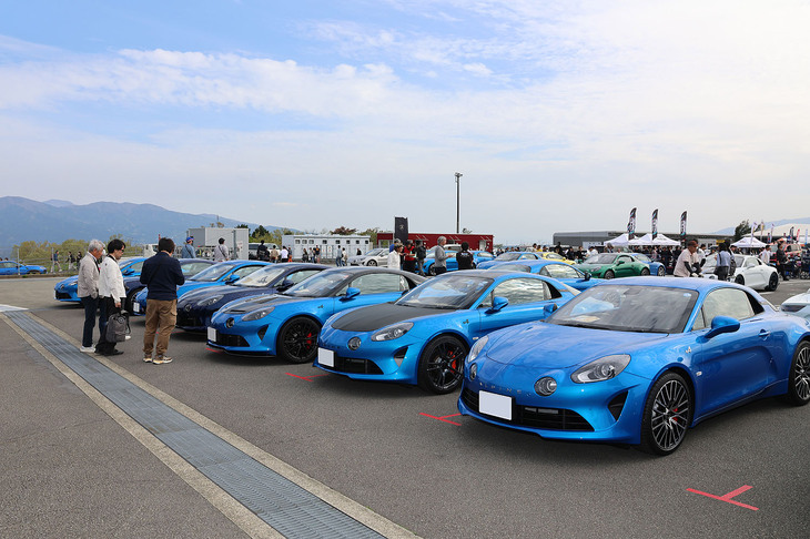 数あるオーナーズミーティングのなかで、唯一特等席といえるAパドックで開催されたのが、「アルピーヌA110オーナーズミーティング」だ。イメージカラーのブルーが中心だが、さまざまな色が選択可能なモデルでもあるため、珍しい色の個体も含まれていた。魅力的なフランス製スポーツカーだけに、2026年3月末の国内受注終了が惜しまれる。