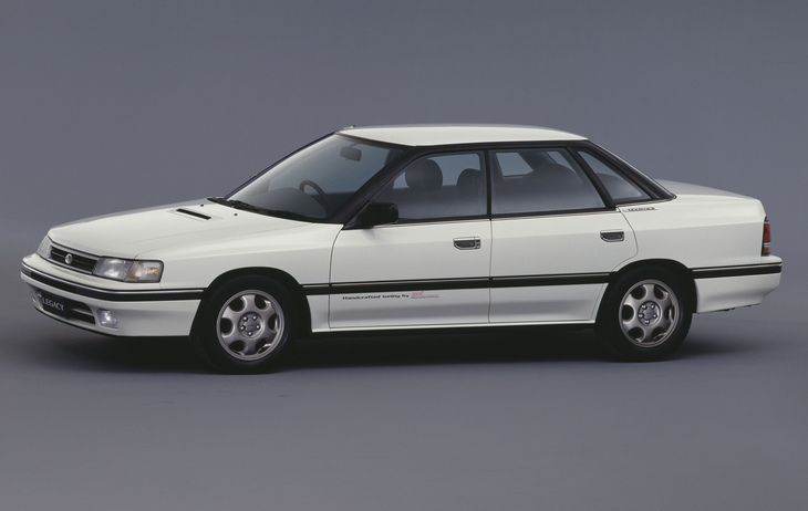 1989年9月に発表された初代「レガシィ」の最上級モデル「GT」。最高出力200PS、最大トルク265N・mの2リッター水平対向4気筒ターボを搭載する4WD車で、「セダン」（写真）と「ツーリングワゴン」がラインナップされた。セダンのボディーサイズは全長×全幅×全高＝4510×1690×1395mm、ホイールベースは2580mm。