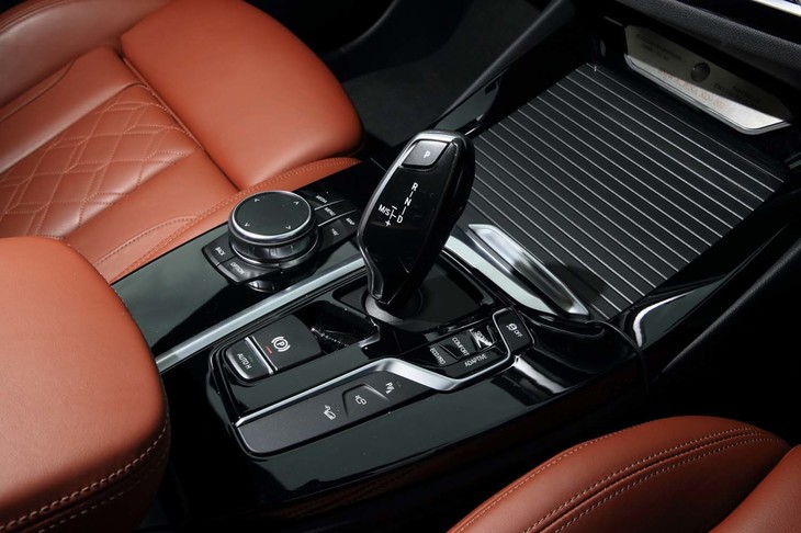 トランスミッションは8段ATのみ。ステアリングホイールに手を添えたままマニュアルシフトが可能な「アルピナ・スウィッチ・トロニック」も備わる。