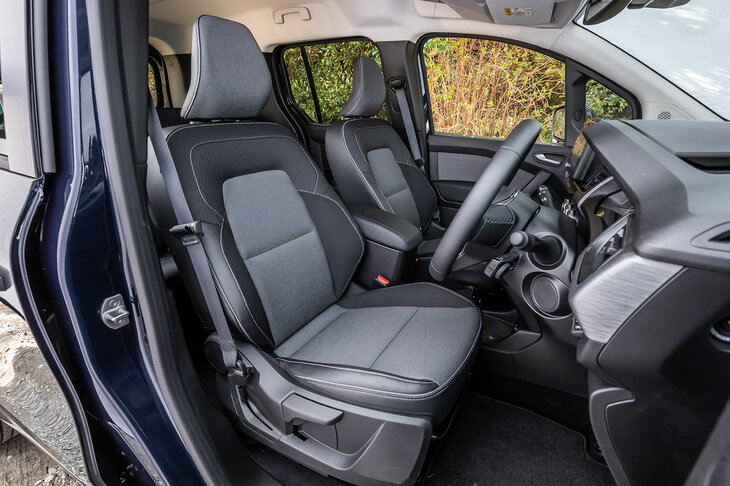 シート表皮は全車共通でファブリックと合皮の組み合わせ。運転席にはシートリフターとチルト＆テレスコピックステアリングが備わっており、幅広い体形のドライバーが好適なドライビングポジションをとることができる。（写真：花村英典）