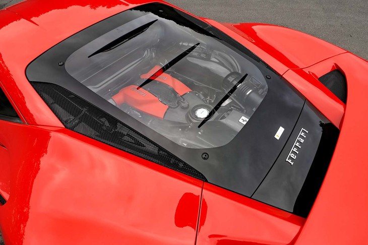 レキサン（樹脂）製のエンジンフードは1987年に登場したスペチアーレ「F40」の要素を取り入れたもの。ガラスよりも圧倒的に軽く、軽量化にも寄与している。