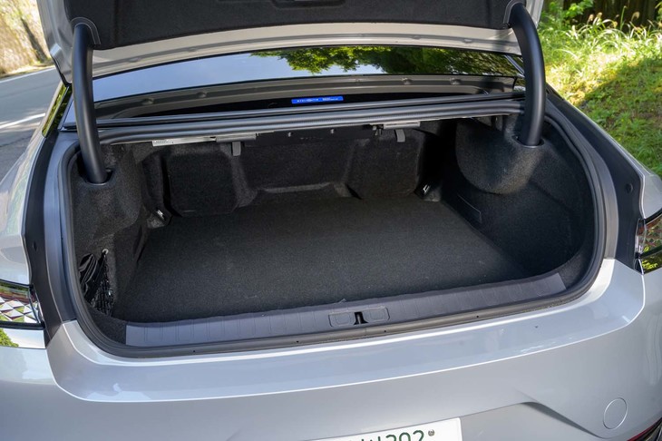 駆動用リチウムイオンバッテリーは後席下に積まれるため、トランクスペースは純ガソリンモデルと変わらない。ただし、床面積は広いものの深さはあまりない。