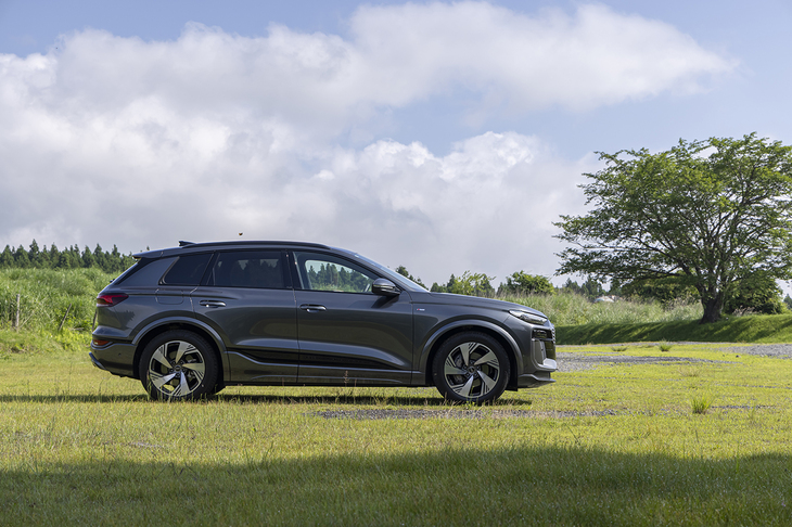 ボディーの全長4770mmは同じく日本上陸を果たしたばかりの新型「Q5」と同じくらい（「Q6」のほうがちょっと長い）。この試乗車はオプションの「Sラインパッケージ」装着のため全幅が25mm広く、全高が25mm低くなっている。