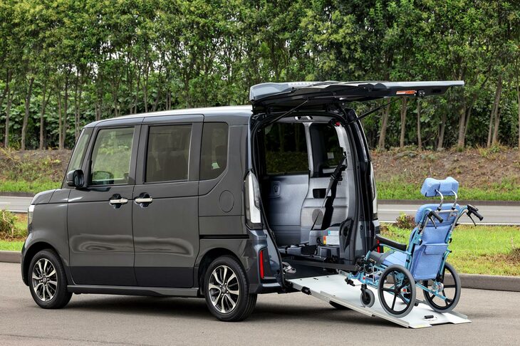 会場には福祉車両のスロープ仕様の姿も。こちらも後部スペースの広さを40リッター拡大したり、より簡単にスロープを展開できるようにしたりと、改善がなされていた。