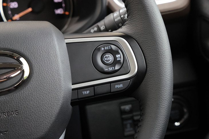 ステアリングホイールの右側に、「RS」グレードで標準装備とされる全車速追従機能付きアダプティブクルーズコントロールのスイッチを配置。ステレオカメラ方式の先進運転支援システム「スマートアシスト」の衝突回避支援機能を全車に搭載している。