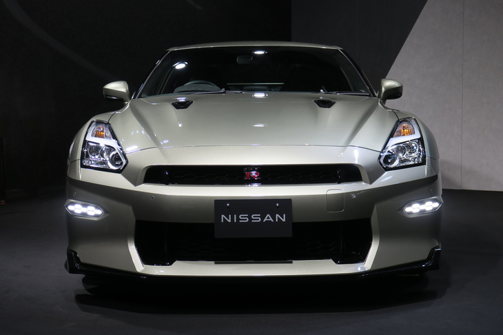 「日産GT-R」の“極み”とうたわれる2024年モデルは、上下に2分割されたグリルなど、外観にも大きく手が入れられた。写真の「プレミアムエディションT-spec」の価格は1896万0700円。